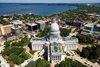 Wisconsin eyaleti, belge yasallaştırma reformunun bir parçası olarak yeni bir apostil şekli getiriyor.